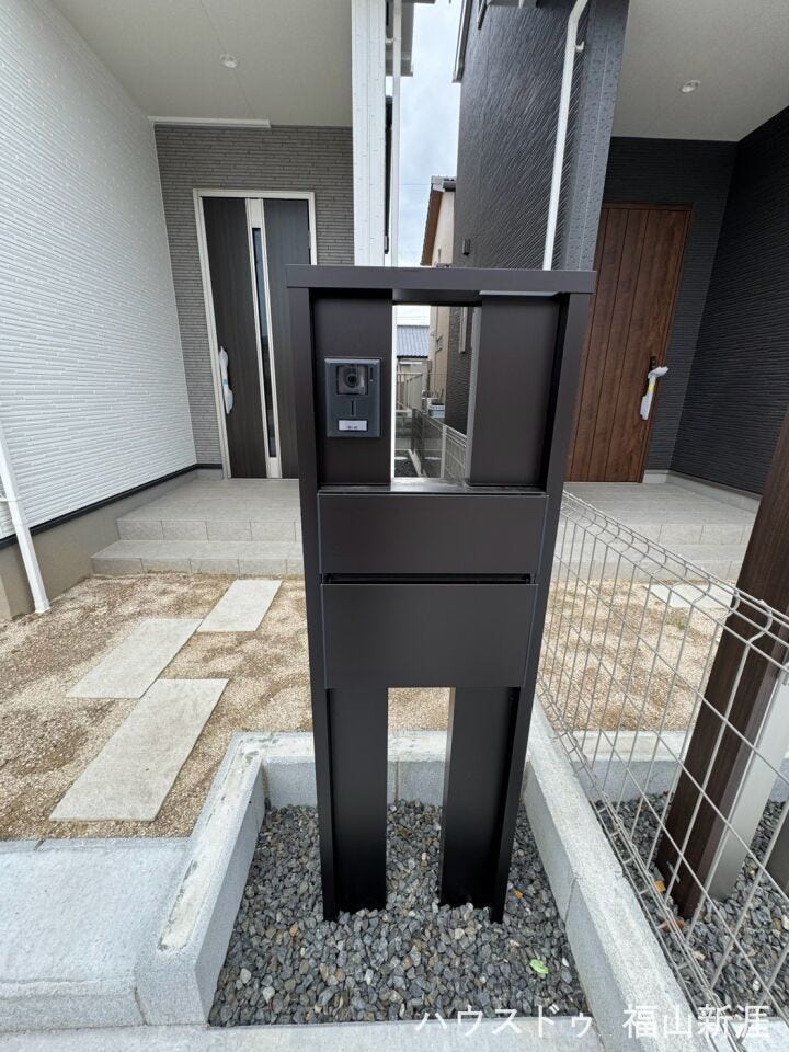 インターホンやポスト、宅配ボックスをまとめた機能門柱を設置。不在時でも荷物を受け取りやすく、ネット通販をよく利用する方にも便利です。