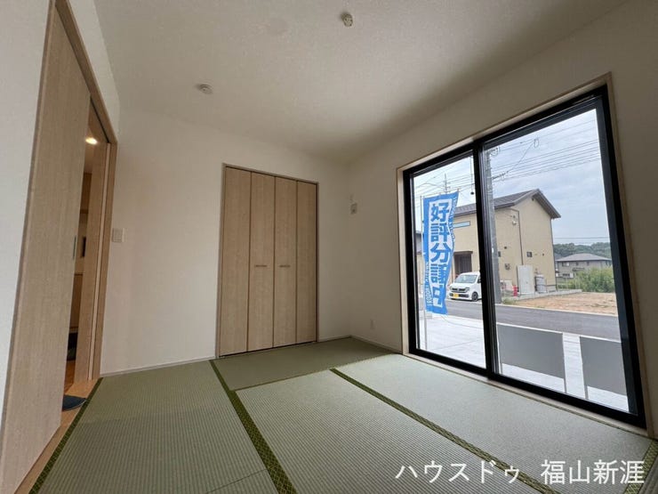 LDKに隣接した使い勝手の良い和室。お子様の遊び場やお昼寝スペース、来客時のお部屋など幅広く活用できます。