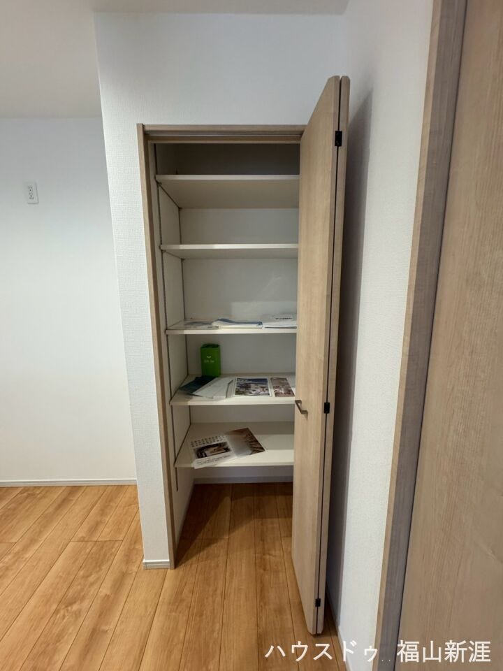 日用品や食品のストックなどをまとめて収納できる便利なスペース。棚付きなので、物を整理しながらすっきり収納できます。