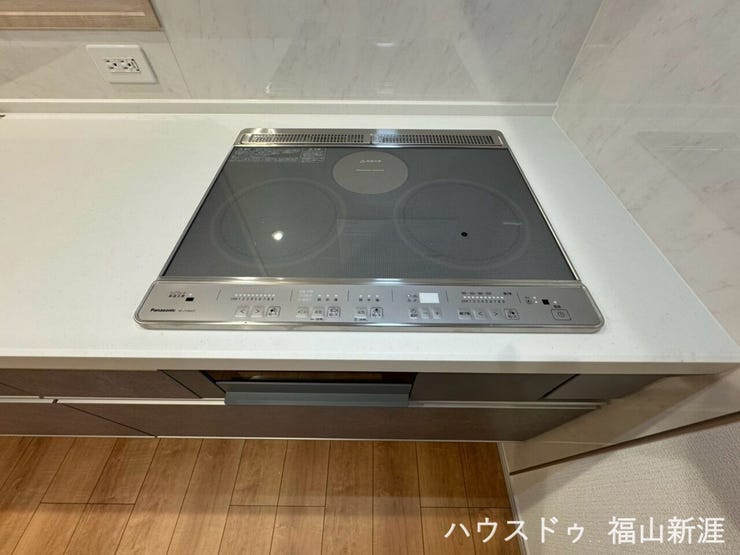 3口IHクッキングヒーターを採用。火を使わず調理でき、お手入れしやすいフラットな天板も嬉しいポイントです。