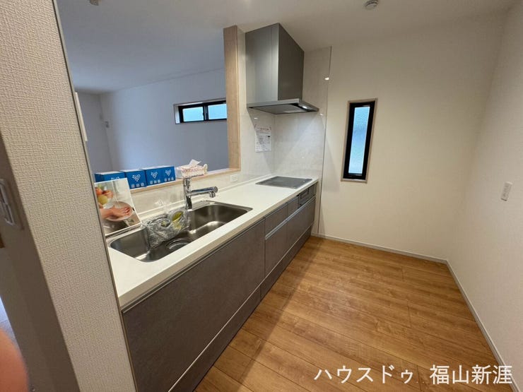 リビングを見渡せる対面式キッチン。お料理をしながらご家族との会話を楽しめる、コミュニケーションの取りやすい間取りです。