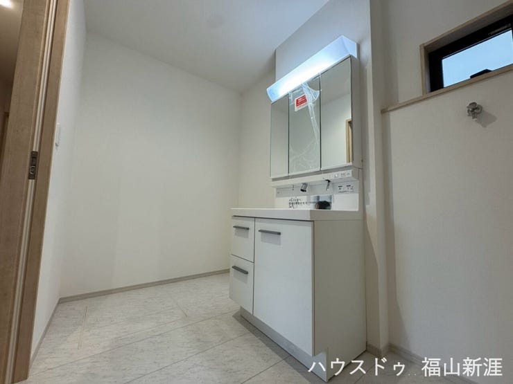 白を基調とした清潔感のある洗面脱衣室。洗面台には収納スペースもあり、洗面用品や日用品をすっきりまとめられます。