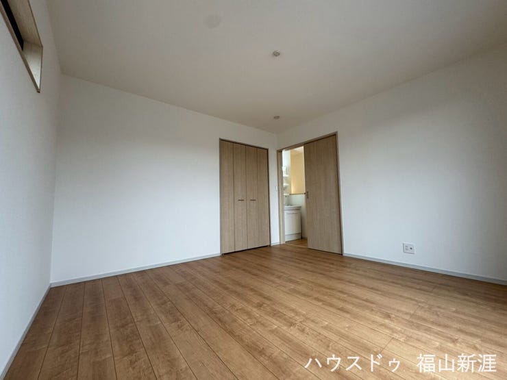 木目のフローリングと明るい内装で、家具を合わせやすいシンプルな洋室。収納も備わっており、お部屋を広く使えます。