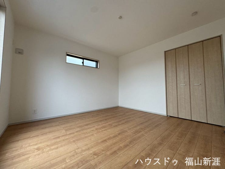 収納を備えたシンプルで使いやすい洋室。洗面スペースにも近く、寝室としても使いやすいお部屋です。