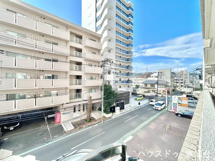 大きな窓から明るい光が入り、開放感のある眺めが楽しめます♪