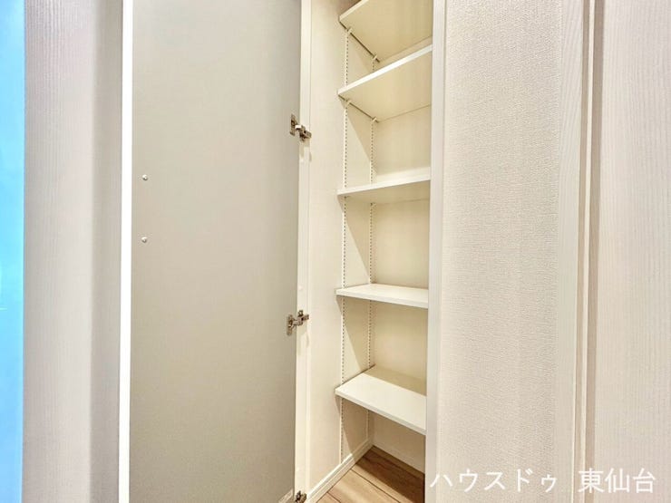 ちょっとした物をさっとしまえる、気の利いた収納スペース