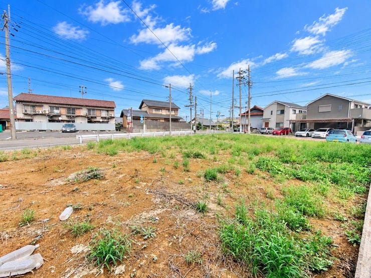 【角地】
二方向が道路に面した角地は、採光と風通しに優れた心地よい住環境♪
開放感のある立地で車の出し入れもしやすく、暮らしの快適さと安心感を高める魅力的な住まいです!