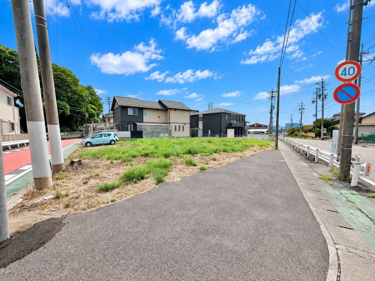 【前面道路】
前面道路が広いため大きな車の方でも車の出し入れがしやすく、駐車もスムーズ♪
見通しが良いため安全性も高まります!
お子さまのいるご家庭でも安心して暮らせる快適な住環境です!