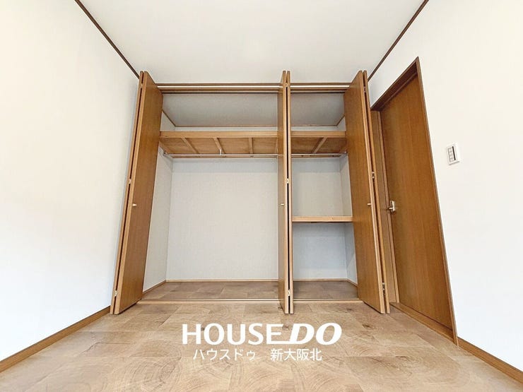 ■3階洋室5.6帖の収納です!
■お洋服はもちろん、小物や季節家電も収納できてお部屋がスッキリと片付きます!
■造り付けのクローゼットは地震の揺れで倒れる心配がなく、防災面でも安心です!