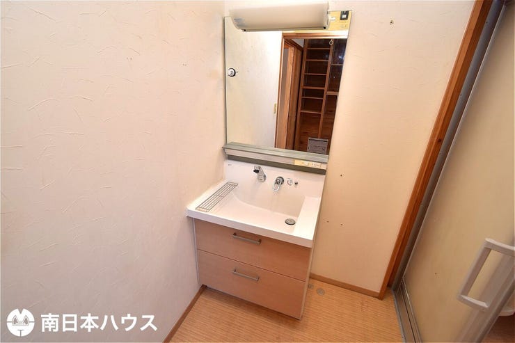 【洗面台】3面鏡の洗面台です!壁付け水栓で水垢などが付きにくい設計になっています!