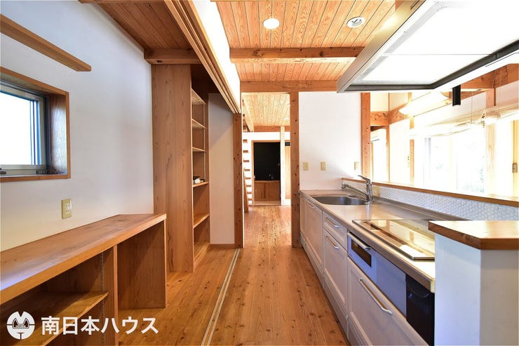 【キッチン】開放感のあるリビングにぴったりなオープンキッチン!たっぷりとした背面収納もうれしい設備♪