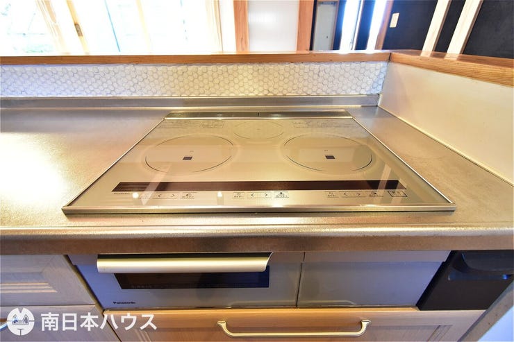 【IHクッキングヒーター】3口のコンロとグリル付き!お手入れのしやすさが魅力のキッチンです!