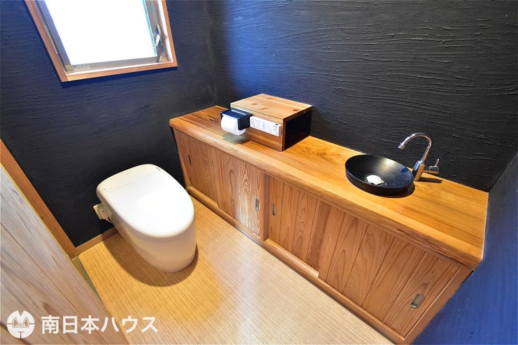 【トイレ】収納付きのゆったりとした広さのトイレです!温水洗浄便座機能、手洗い器付きです♪