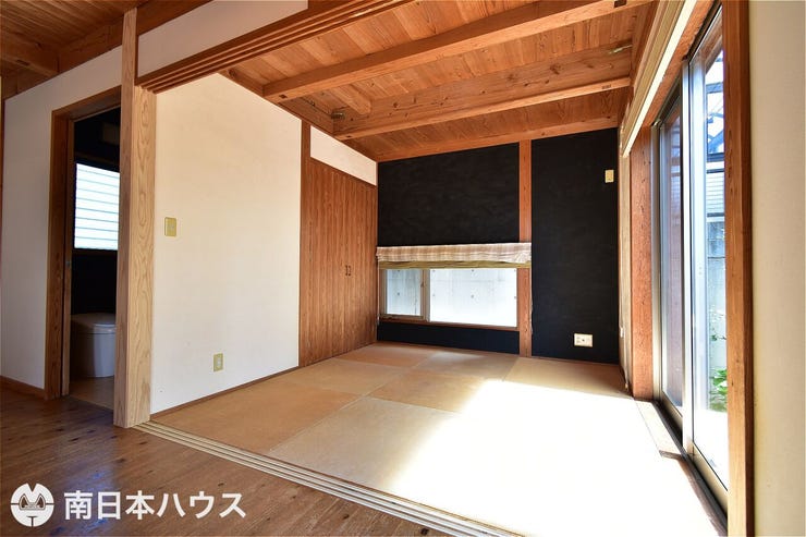 【和室】リビングに隣接した和室です!2面に窓があり明るさ、通風良好な室内!奥行きのある収納付き!