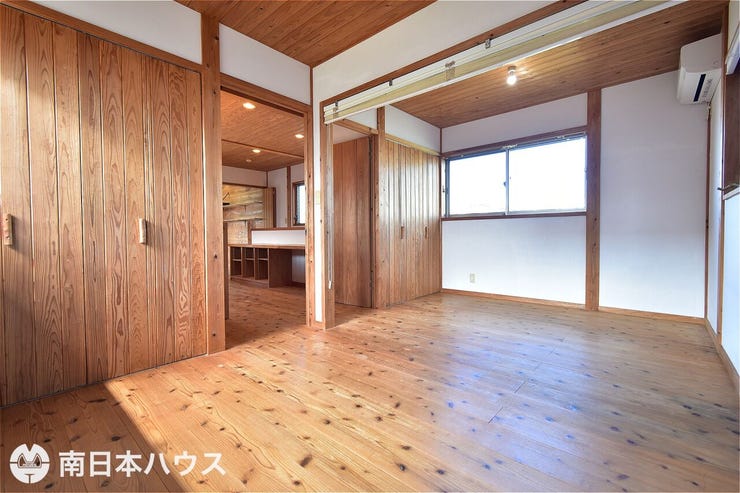 【洋室】2階の洋室です!2部屋に分けられるように扉は2か所あります!全居室収納あり♪