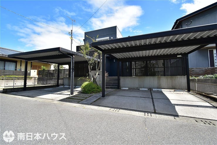 【駐車場】カーポート付きの駐車場は4台分です!高さのあるワンボックスカーも駐車できます♪