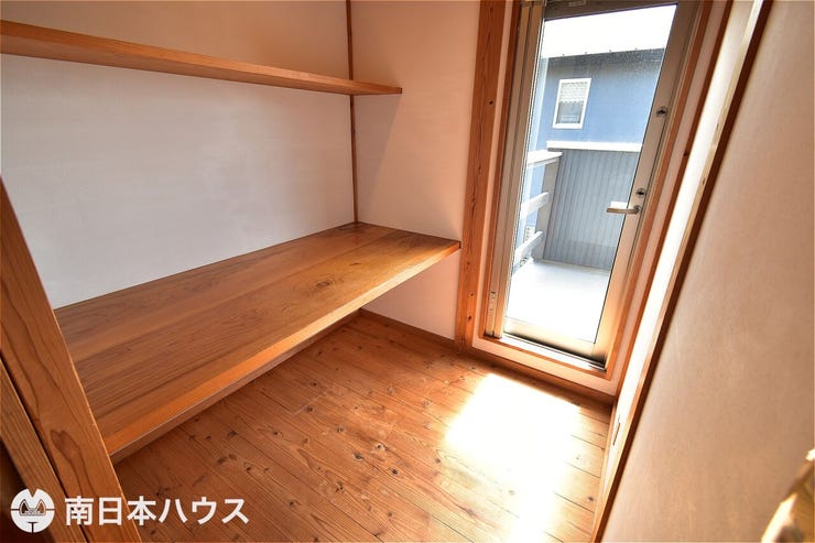 【書斎】2階にある書斎です♪造作の机や棚があり、バルコニーにも出入り可能です♪