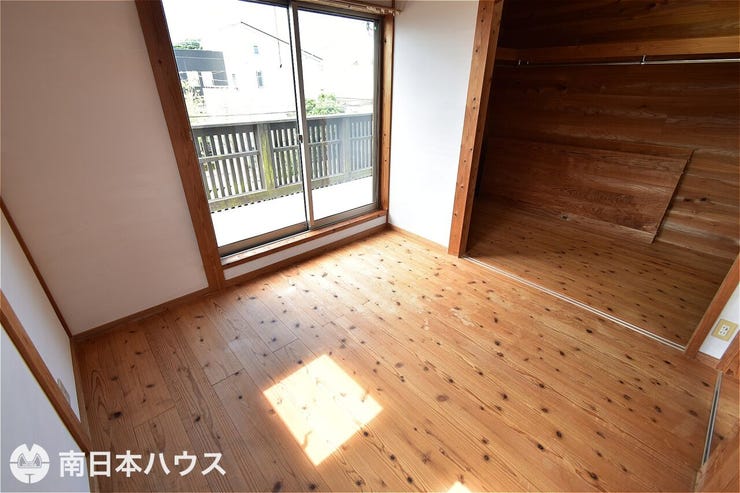 【洋室】バルコニーに面した洋室です!大容量のウォークスルークローゼット付きです♪