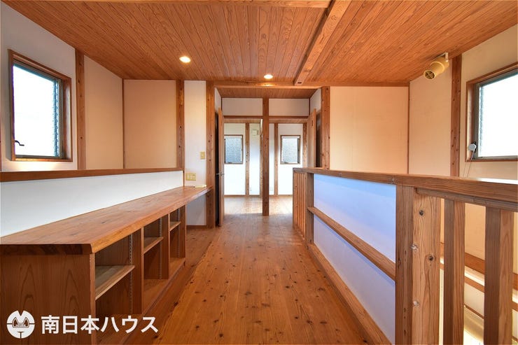 【2階廊下】吹き抜けのある2階廊下!収納棚やコンセント付きの作業台もあり廊下でも仕事や勉強ができます♪