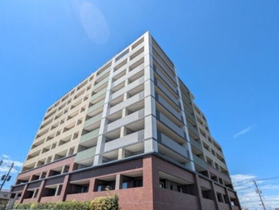 【外観】
■外観■
落ち着いた雰囲気の外観で周辺の街並みにも馴染みやすいマンションです
しっかりとした造りと清潔感のある佇まいで毎日の暮らしに安心感を与えてくれます