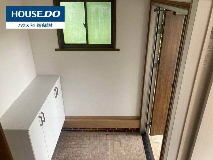 内玄関
小窓から優しい光が差し込み、たっぷりと収納できるシューズボックスが備わっている玄関スペースです。