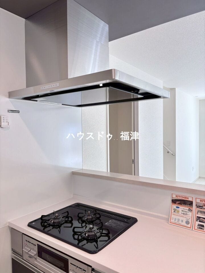 三口コンロでお料理の幅が広がります♪
焼く・蒸す・煮るを同時に出来るため、家事の時短にも繋がります^^
※窓の位置は異なります。
《福津市若木台1丁目 新築戸建》