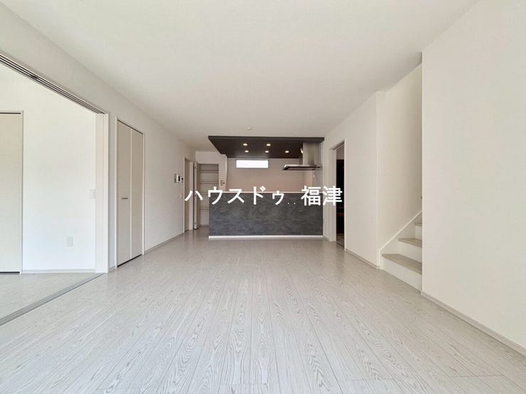 同仕様のリビングです♪
※洋室の位置、また窓の位置は異なります。
《福津市若木台1丁目 新築戸建》