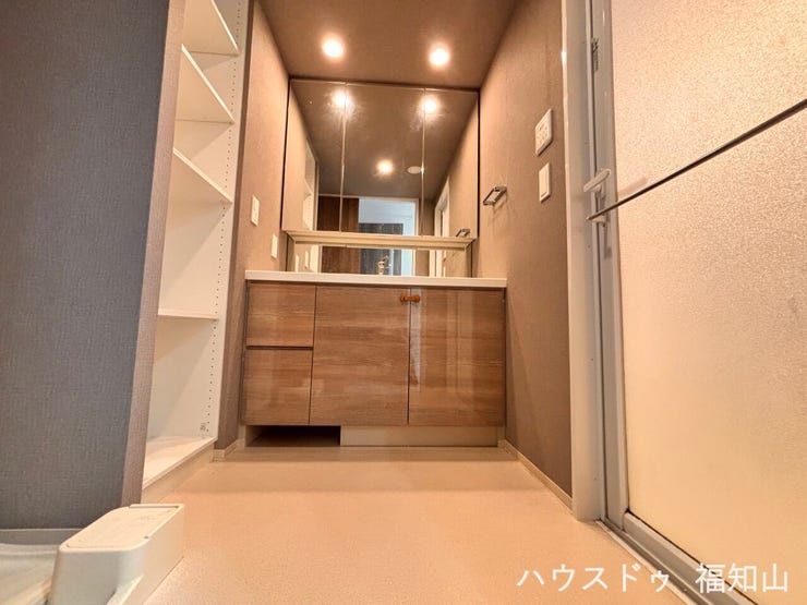 スタイリッシュな洗面化粧台を採用。ワイドな設計で朝の身支度も快適に行え、空間全体に高級感と清潔感をもたらします。収納力にも優れており、洗面まわりをすっきりと保てるのも魅力。