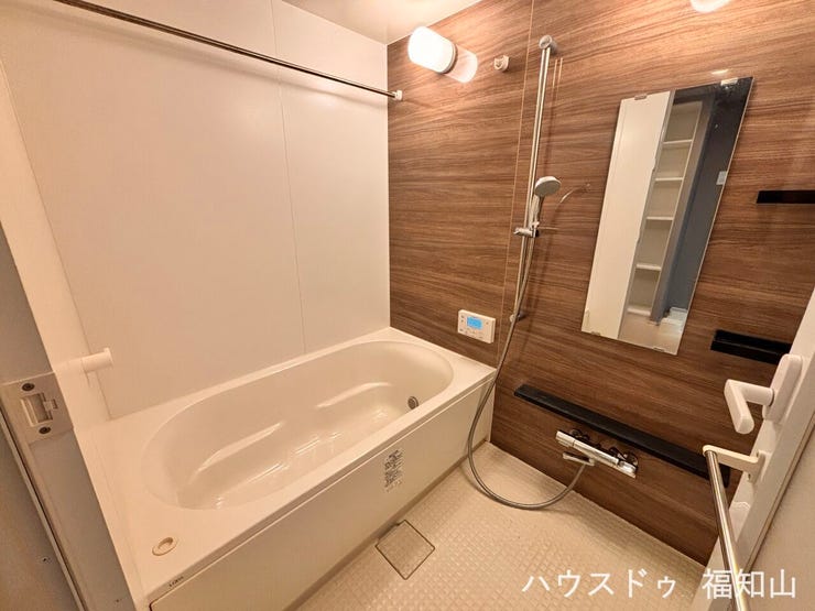 木目調アクセントパネルを採用した浴室は、まるで高級ホテルのような落ち着きある空間。やさしい木の質感がぬくもりを演出し、一日の疲れをゆったり癒すバスタイムを叶えます。