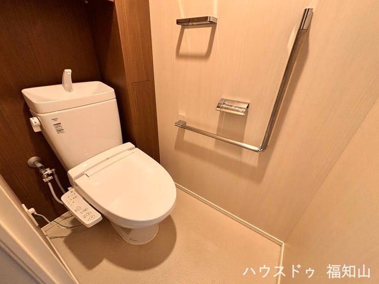 トイレには手すりを設置しており、立ち座りの動作をしっかりサポート。小さなお子様からご高齢の方まで安心してお使いいただける、やさしい設計です。