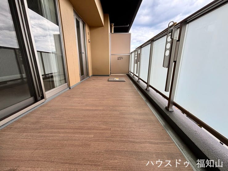 大きく広がるバルコニーの先には、遮るもののない開放的なパノラマビュー。朝はやわらかな陽光に包まれ、夕暮れには美しい空のグラデーション、夜にはきらめく街の灯りが日常を彩ります。