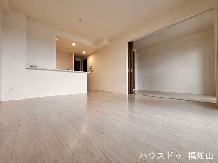 白を基調としたリビングは、明るく開放感あふれる空間。自然光をやさしく反射し、実際以上の広がりを感じさせます。どんなインテリアとも調和しやすく、シンプルながら洗練された雰囲気を演出。