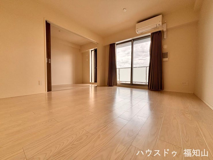 約14.8帖のゆとりあるLDKを中心に、3部屋の洋室を配置した使い勝手の良い3LDKプラン。家族がゆったりとくつろげる、心地よいリビング空間です。