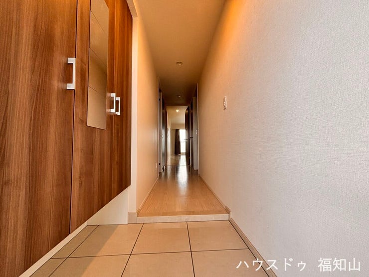 家族の靴やお出かけ用品をすっきり収納できる下駄箱を設置。玄関まわりをいつでも整然と保ち、気持ちよく来客を迎えられます。