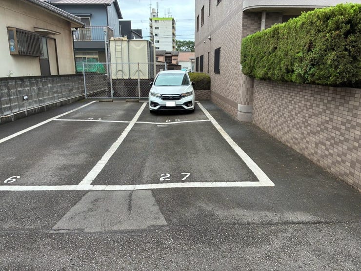 奥の25番と手前の27番の縦列2台です。