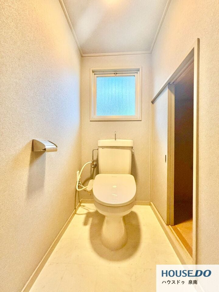清潔感のある明るいトイレ空間です。
窓から自然光が入り、圧迫感を感じにくいのも嬉しいポイント。