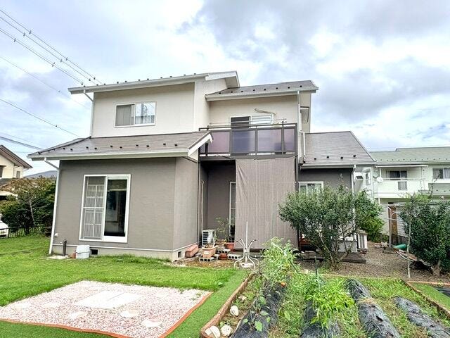 【外観】
広いお庭で家庭菜園もできます
