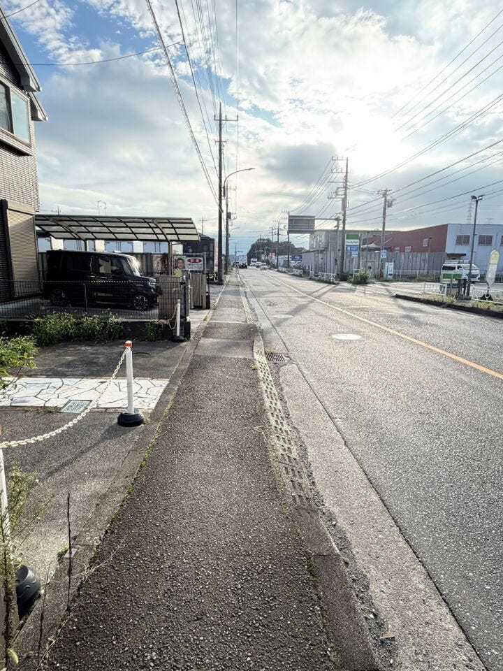 前面道路との距離感が心地よく、陽当たりや風通しにも期待できます。