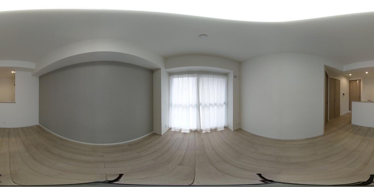 木目調のフローリングが心地よい居住空間。多様なライフスタイルに合わせて柔軟なレイアウトが可能であり、日々の憩いの場として機能する美しい設えです。