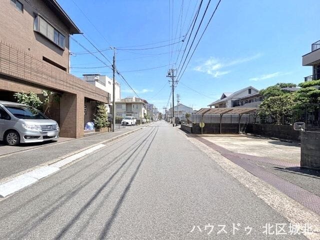 【南側前面道路】
幅員約7.9m前面道路。街並みが開放的で圧迫感がありません。引っ越しトラックなど大きな車も余裕をもって通行することができます。