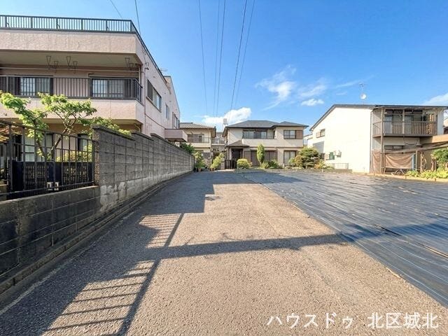 【西側前面道路】
幅員約4.0m前面道路。車はスピードを抑えて走行するので、お子様にも安全な道幅となっています。大型車の通行が少ないので、振動や騒音が抑えられます。