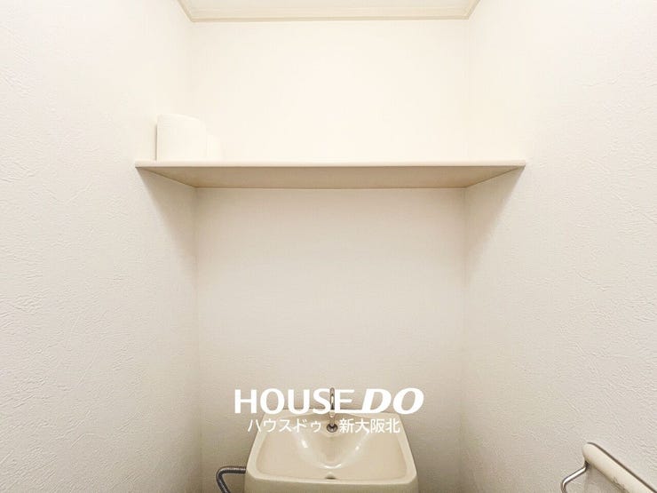 ■トイレ上部には便利な収納棚付き!トイレットペーパーや掃除用品などをすっきり置いておけます♪