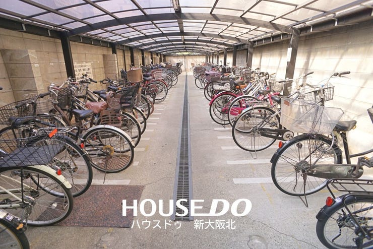 ■駐輪場には屋根があり、雨や汚れから大切な自転車を守ってくれます!電動アシスト自転車のバッテリーの劣化なども防いでくれますよ!