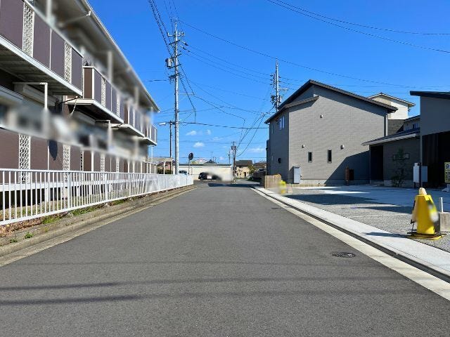 【前面道路含む現地写真】
●幅員約5.2m前面道路●車がすれ違える道幅。車1台とベビーカーですれ違っても余裕があります
