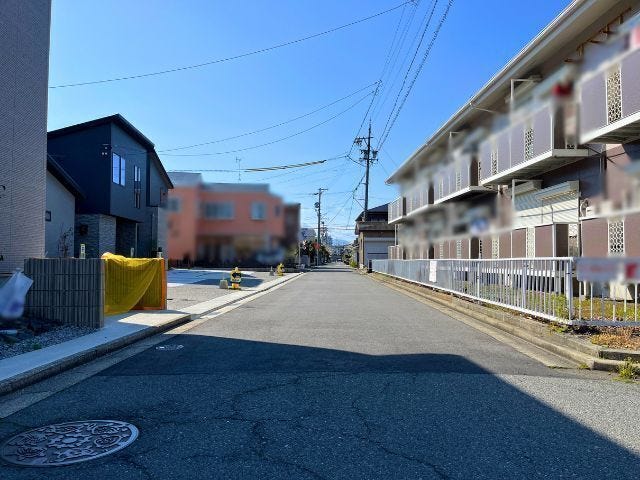 ●幅員約5.2m前面道路●普通車同士のすれ違いが比較的スムーズにできる道幅。駐車場への出入りが楽です