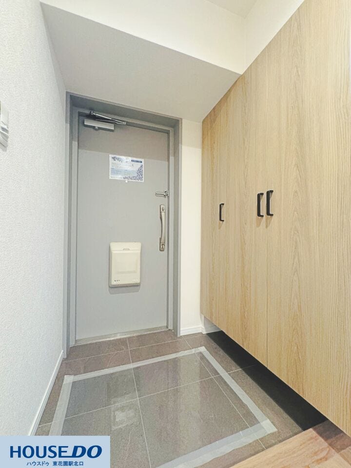 木目調の大型シューズボックスが目を引く玄関!家族分の靴をたっぷり収納でき、空間をいつでもすっきり美しく保てます♪