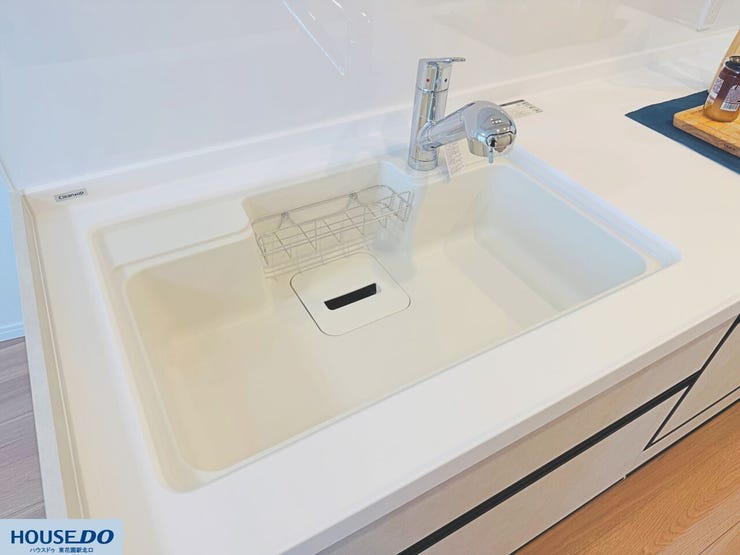 広々としたシンクと節水にも役立つ水栓金具☆大きな鍋も洗いやすく、清潔感を保ちやすい設計がポイントです!