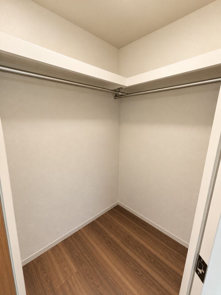 衣類や季節物をまとめて収納できるウォークインクローゼット。住空間をすっきり保てる、うれしい収納力です♪※居住中の為、家具を消すなどの画像加工処理をしております。