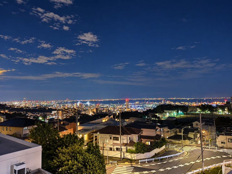 昼とはまた違った表情を楽しめる夜景。神戸の街の灯りが眼下に広がり、ご自宅で特別な時間を過ごせます♪