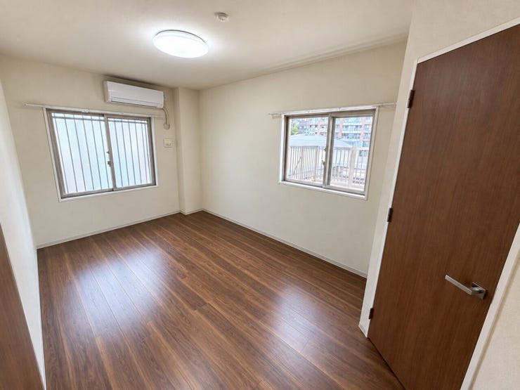2面に窓を設けた角住戸ならではの洋室。自然光を取り込みやすく、明るく開放感のあるプライベート空間です♪※居住中の為、家具を消すなどの画像加工処理をしております。